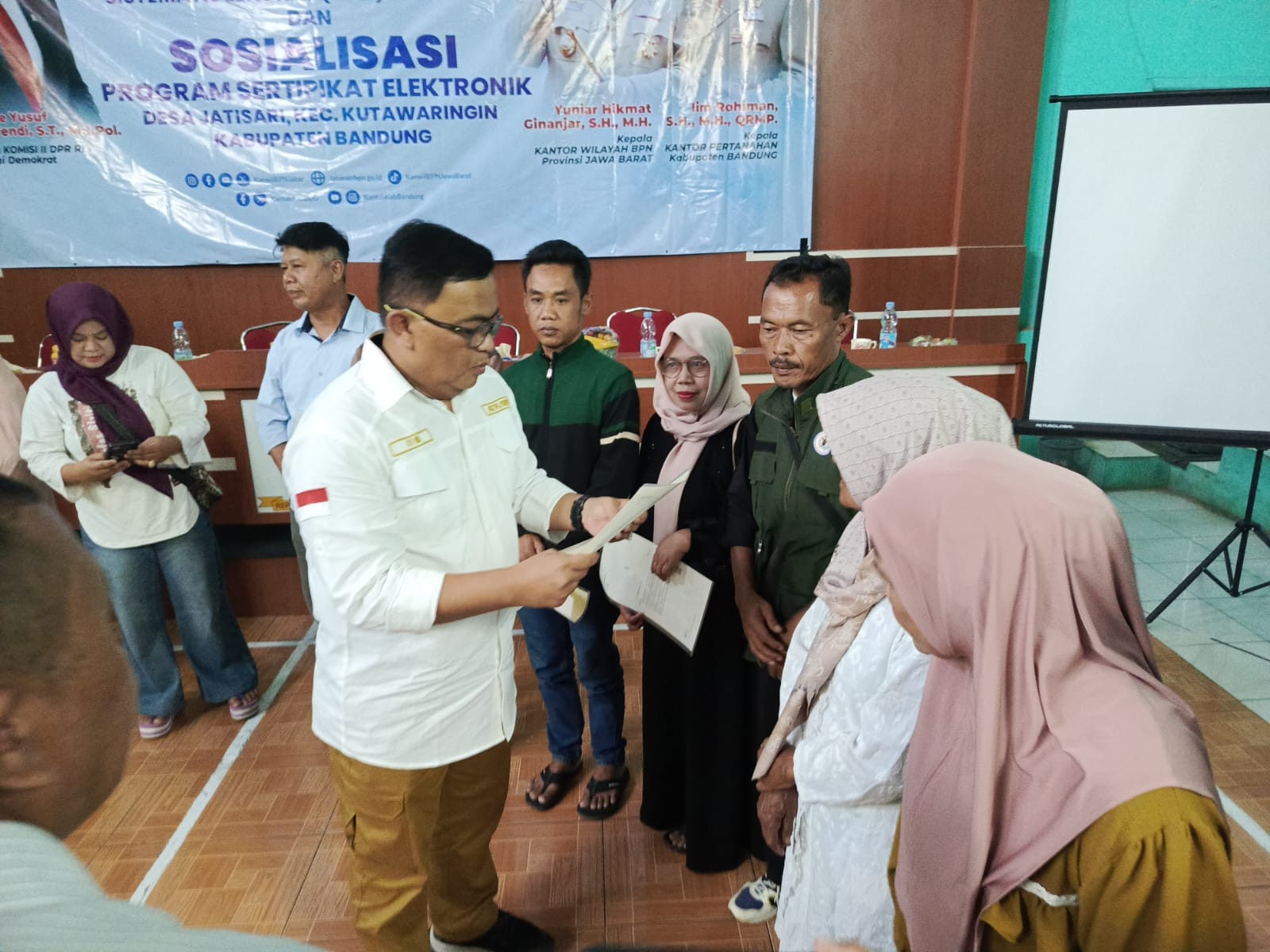 Dede Yusup Saksikan Penyerahan Sertifikat PTSL di Kabupaten Bandung